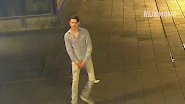 Gek breekt kaak van cafébezoeker Rotterdam, viert het met debiel dansje