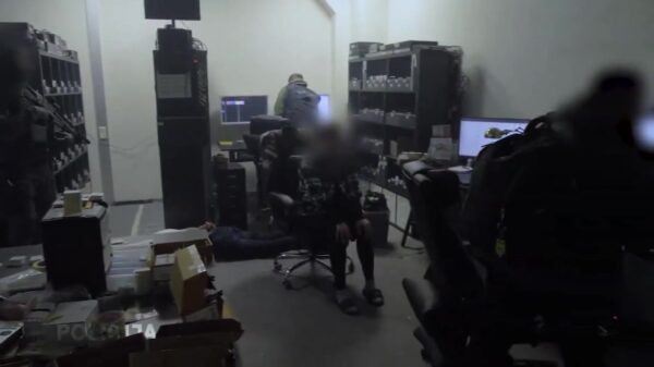 Politie rolt mega-netwerk op dat miljoenen cyberfraude mogelijk maakte