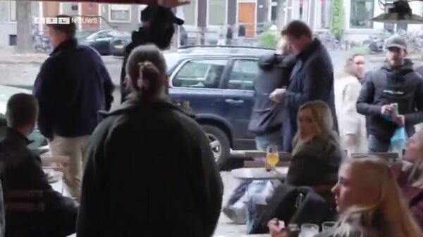 Man (32) opgepakt die Frans Timmermans uitschold op Amsterdams terras