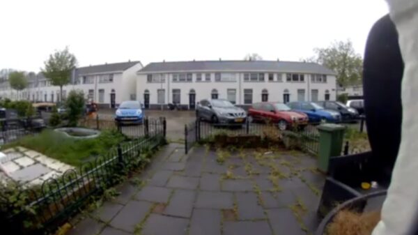 Bizarre beelden: 67-jarige rijdt verwarde buurman aan na jarenlange overlast