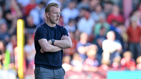 ADO-fans gaan los op hun ex-trainer Dirk Kuijt: "Daar bovenop die berg!"