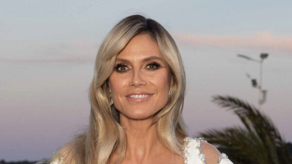 Schaamteloze Heidi Klum showt haar koplampen in volledig transparante jurk