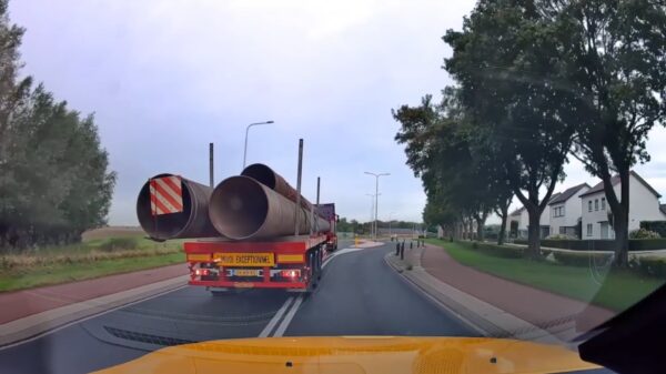 Spookrijdende automobilist heeft geen zin om te wachten op convoi exceptionnel