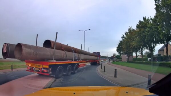 Spookrijdende automobilist heeft geen zin om te wachten op convoi exceptionnel