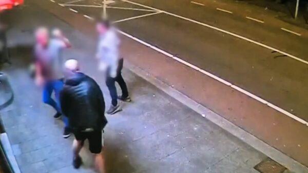 Kale agressieve totaalidioot slaat wild om zich heen in Tilburgs café