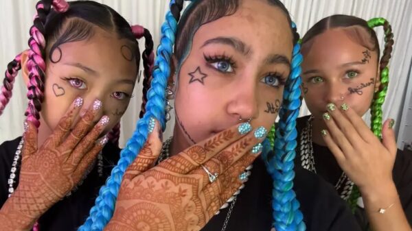 Dochter Kim Kardashian (12) gaat los met neptattoos, neuspiercing en blauwe vlechten