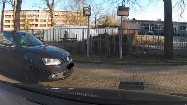 Kansenparels rijden compleet van het padje met lachgasballonnen rond