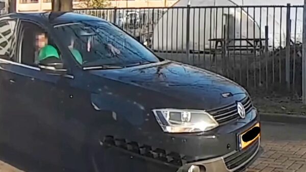 Kansenparels rijden compleet van het padje met lachgasballonnen rond