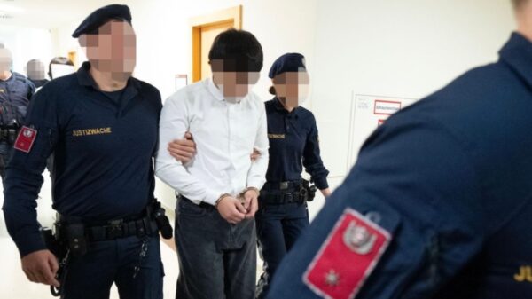 Lerares maandenlang misbruikt door zeven jongeren, politicus eist deportatie