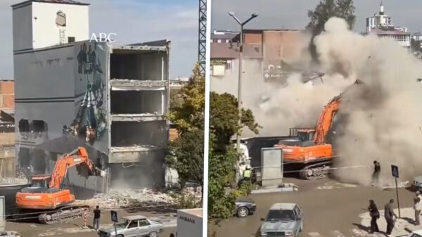 Gebouw valt tijdens sloop op rijdende auto in het Turkse Kahramanmaraş