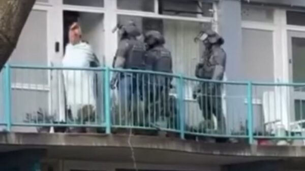 Video: Moeder van zangeres S10 opgepakt in Hoorn voor stalking