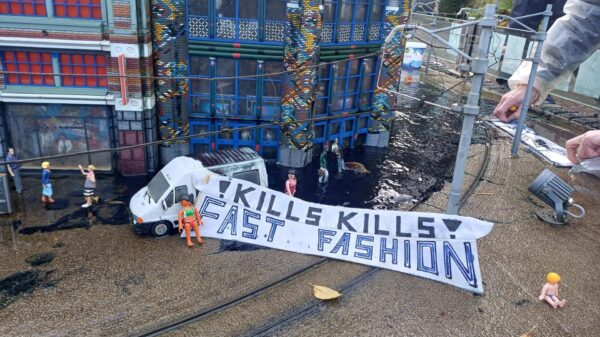 Droeftoeters Extinction Rebellion gieten 'olie' over gebouw in Madurodam