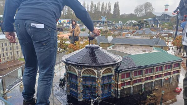 Droeftoeters Extinction Rebellion gieten 'olie' over gebouw in Madurodam