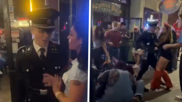 Kneus in nazi-uniform breekt neus van vrouw bij een café in Georgia