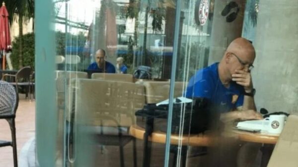 20 glitches in de Matrix waar zelfs Neo raar van aan de pillen gaat