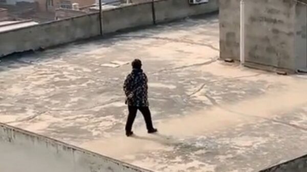 Mens, kijk nou toch eens uit waar je loopt!