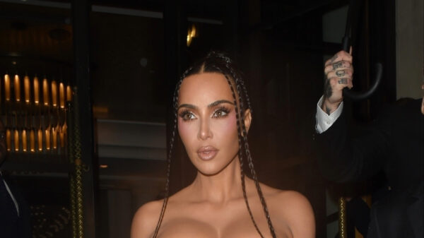 Niks mis mee: Kim Kardashian viert 45e verjaardag in schandalig weinig stof