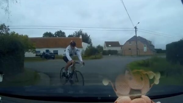 Wielrenner moet auto ontwijken en belandt ondersteboven in de berm