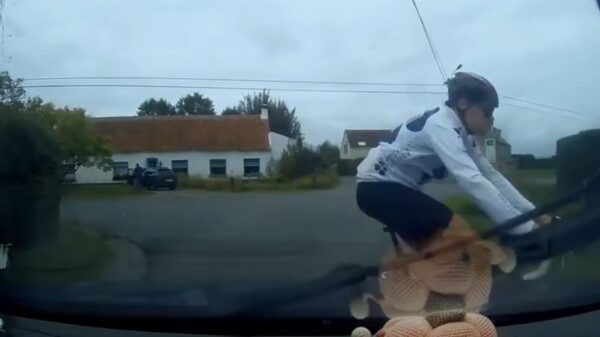 Wielrenner moet auto ontwijken en belandt ondersteboven in de berm