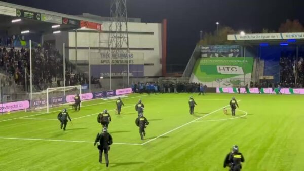 Flinke rellen bij bekerwedstrijd FC Den Bosch – ADO Den Haag, ME grijpt in