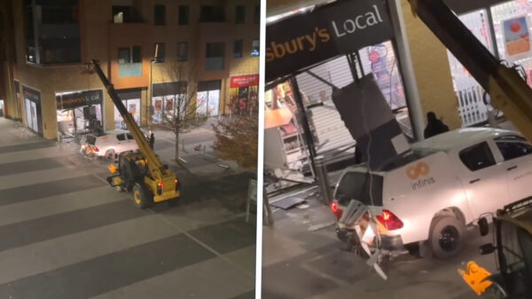 Pinautomaat in Milton Keynes met een 'verreiker' uit gevel gesloopt