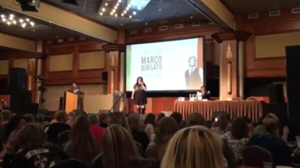 Moeder Borsato-slachtoffer doet ongepaste uitspraak tijdens meeting fanclub