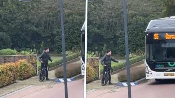 Knap lastig: Snotneus op fatbike terroriseert busreizigers vanaf de stoep