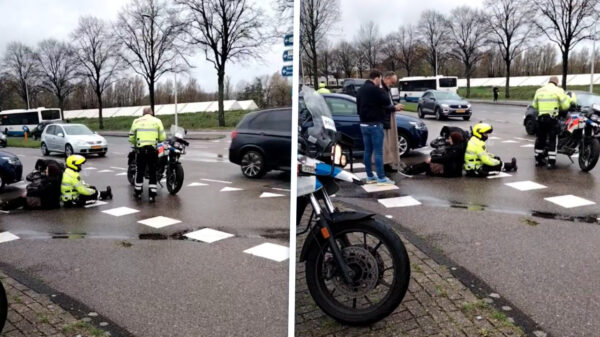Motoragent helpt vrouw na ongeval door haar zittend te stabiliseren