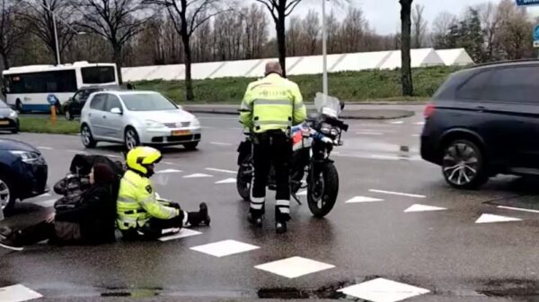 Motoragent helpt vrouw na ongeval door haar zittend te stabiliseren