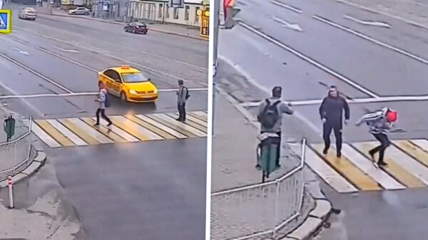 Russische taxichauffeur beukt voetganger tegen de vlakte bij zebrapad