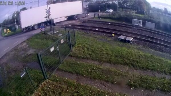 Beelden vrijgegeven van de trein die snoeihard door vrachtwagen klapt