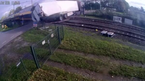 Beelden vrijgegeven van de trein die snoeihard door vrachtwagen klapt