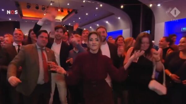 Dansende Dilan Yeşilgöz gaat viraal met d'r swingende heupen op de VVD-afterparty