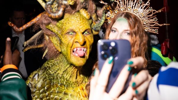 Heidi Klum steelt wéér de show op Halloween als levensgrote Medusa