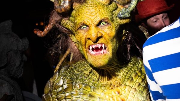 Heidi Klum steelt wéér de show op Halloween als levensgrote Medusa
