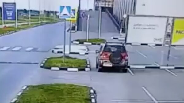 Niet betalen in de parkeergarage + te hard rijden = totale chaos