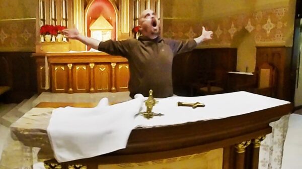 Demonische man loopt kerk in Wisconsin binnen en beweert Jezus te zijn