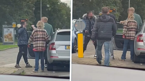 Man blijft superkalm terwijl bontkraagje hem bespuugt bij verkeersruzie