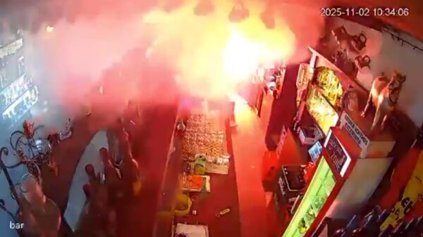 Veldslag: Hooligans PEC Zwolle slopen café In de Gauwe Geit in Nijverdal