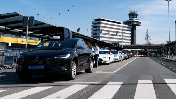 21-jarige vrouw geschopt en geslagen door taxichauffeur op Schiphol