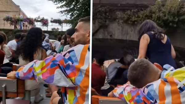 Toerist in Brugge gaat preciés op het verkeerde moment rechtop staan