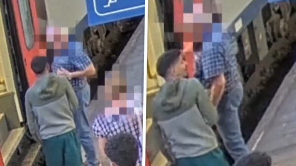 Schorem met opgeschoren koppen graait gouden ketting van nek 76-jarige man