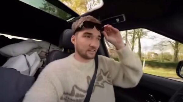 Gio Latooy onder vuur nadat 'ie filmt tijdens rijden met baby achterin