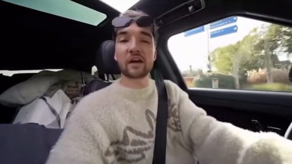 Gio Latooy onder vuur nadat 'ie filmt tijdens rijden met baby achterin