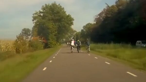 Wielrenner rijdt scholier de berm in, maar is het ook een bewussie?