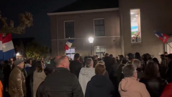 Vuurwerkregen tijdens azc-protest in Uitgeest: Raam uit gemeentehuis geknald