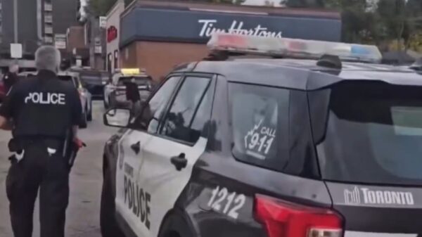 Bizar: Agent rijdt tot twee keer toe over verdachte heen in Toronto