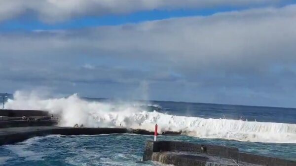 Nederlandse vrouw overleden en gewonden door monstergolven op Tenerife