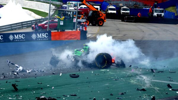 Beelden uit publiek van zware crash Gabriel Bortoleto in sprintrace Brazilië