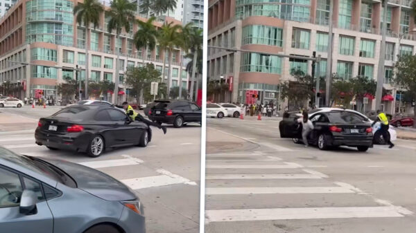 Gekkenwerk: Agent klimt op motorkap en schiet op bestuurder door de voorruit